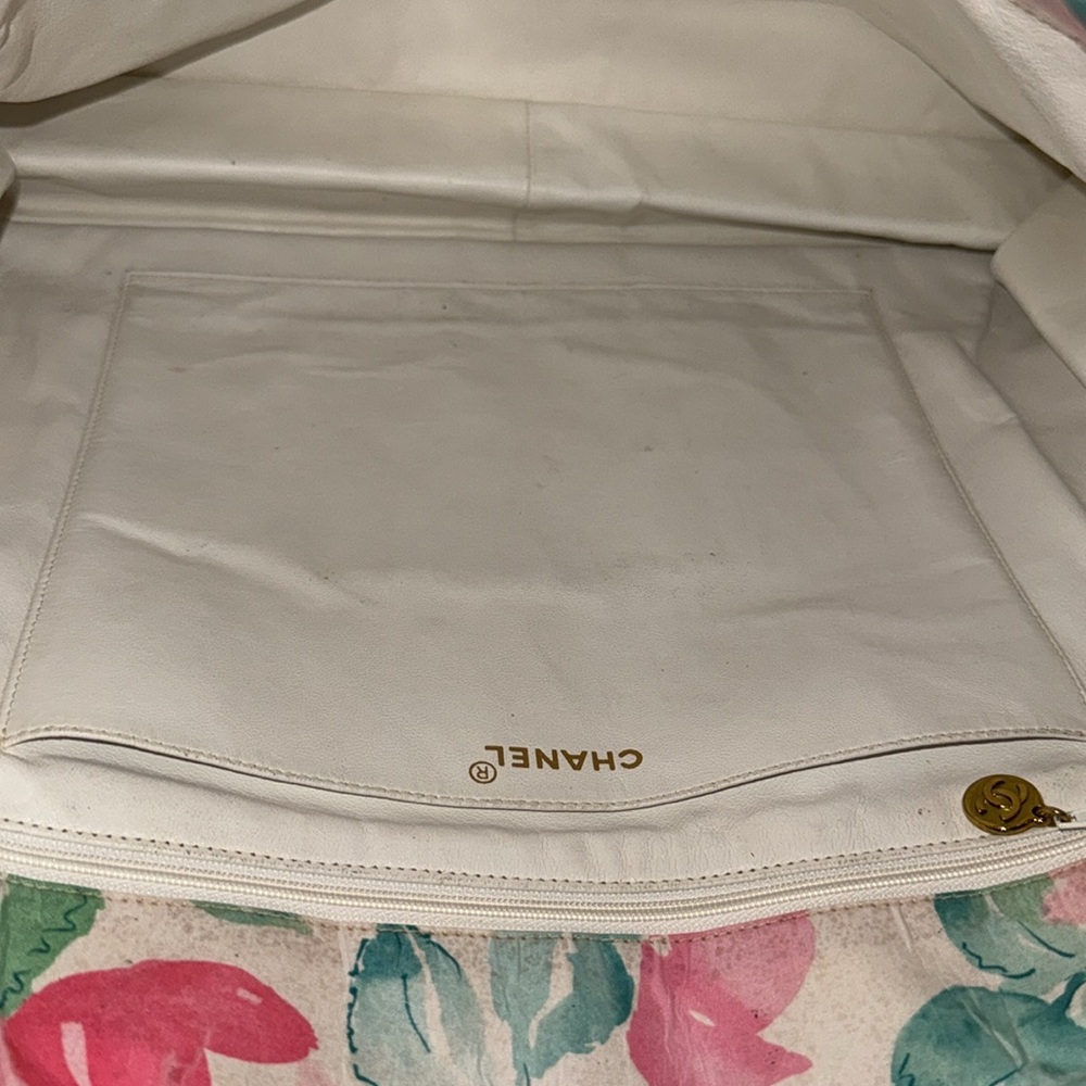 Preloved Chanel white floral vinyl tote bag has a clear plastic resin handles. - Picture 10 of 15